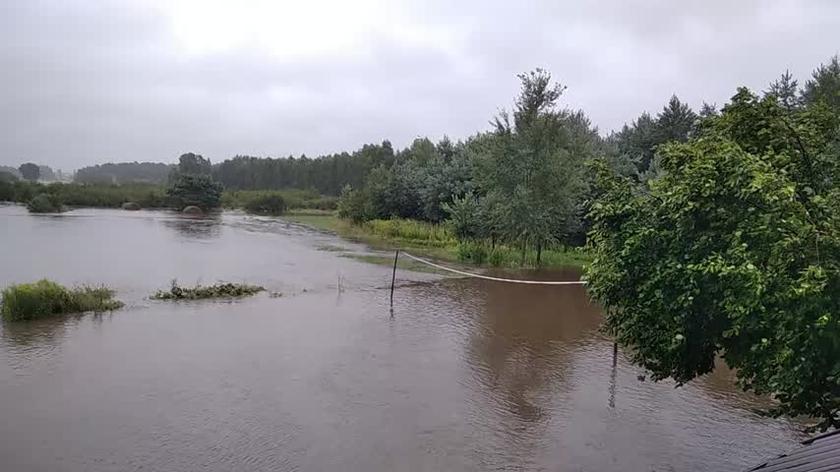 Zalane drogi piwnice połamane drzewa Skutki ulew i burz w Polsce