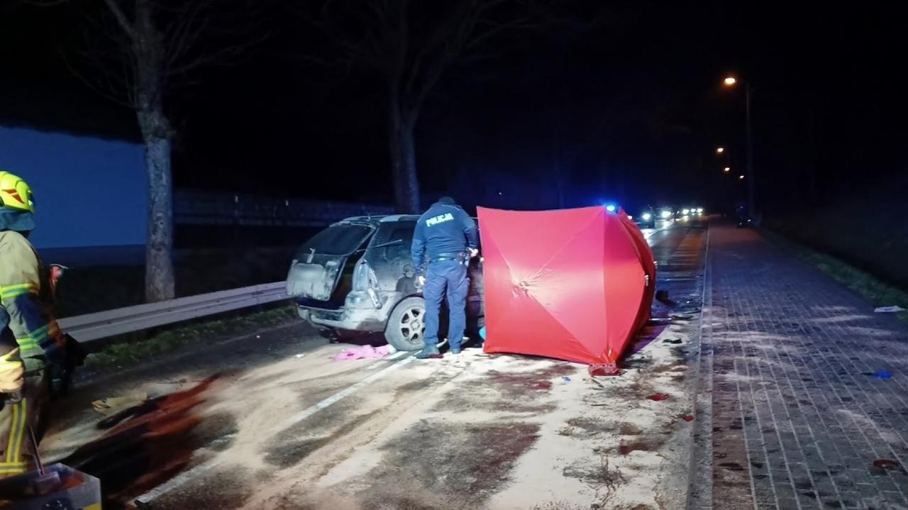 Pijany Kierowca Ucieka Przed Policj Uderzy W Drzewo Zgin Pasa Er