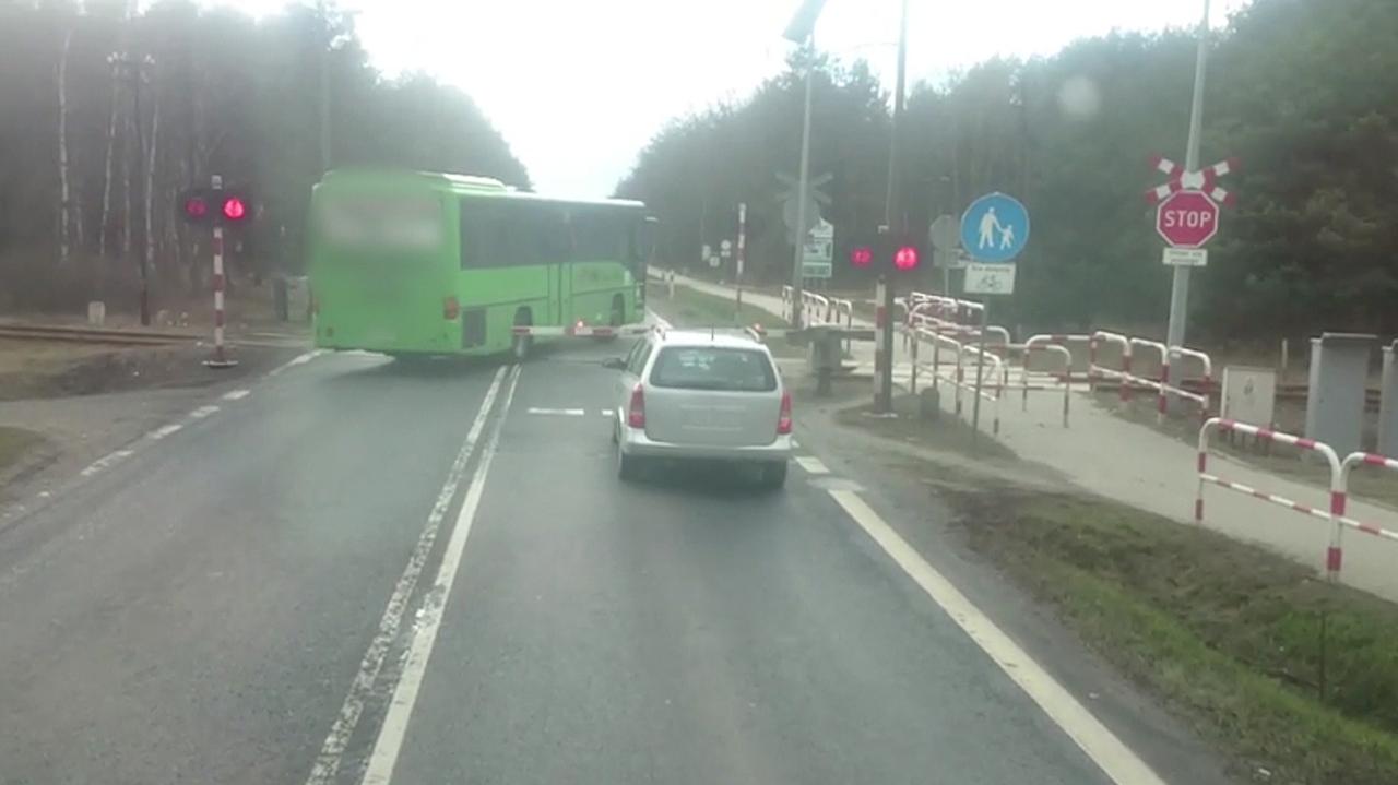 Kierowcy stoją autokar jedzie Przez zamknięty przejazd sekundy przed