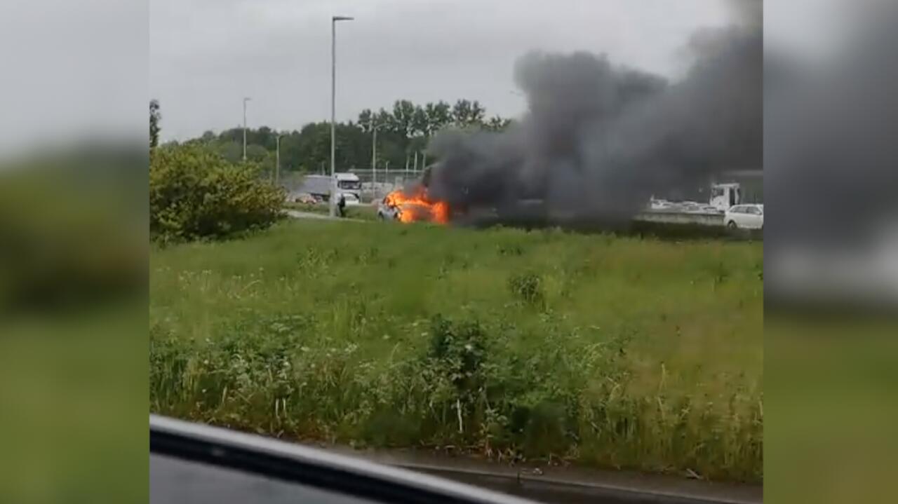 Kłęby dymu na trasie w kierunku Katowic Samochód stanął w płomieniach