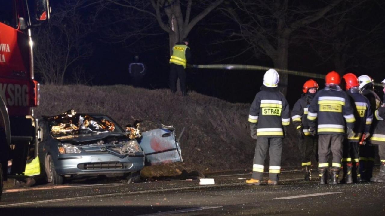 Tragiczne skutki zderzenia aut Dwie ofiary śmiertelne