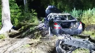 Pożar auta na drodze w okolicach Poddąbia
