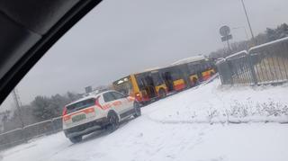 Autobus 703 zablokował wiadukt nad trasą S8, Ursynów