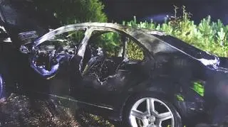 Pożar auta na drodze w okolicach Poddąbia