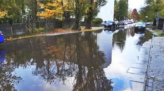 Ulewne opady deszczu i zalane drogi w Ustce
