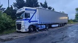 Auto wjechało w samochód ciężarowy w Łodzi