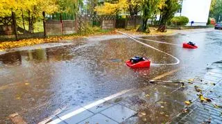 Ulewne opady deszczu i zalane drogi w Ustce