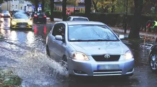 Ulewne opady deszczu i zalane drogi w Ustce