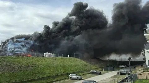 Pożar w budowanym bloku, ewakuacja kilkudziesięciu pracowników