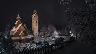 Listopadowa zima przy kościółku Wang w Karpaczu