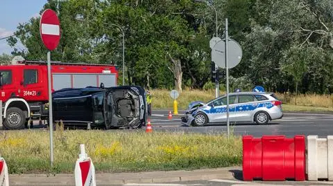 Zderzenie z radiowozem. Osobówka przewróciła się na bok