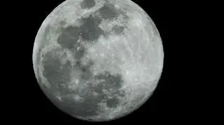 Pełnia Śnieżnego Księżyca w migawce zza chmur