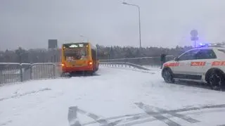 Autobus 703 zablokował wiadukt nad trasą S8, Ursynów