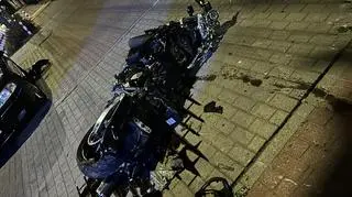 Roztrzaskał motocykl na aucie, odpowie przed sądem