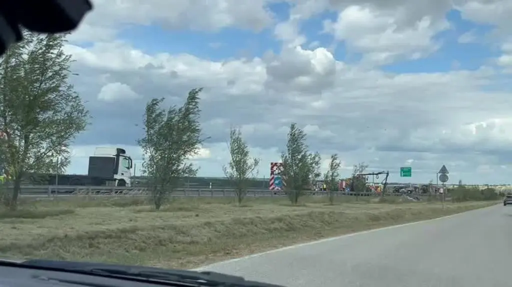 Zderzenie busa z ciągnikiem na S7 (Świętokrzyskie)