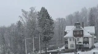 Opady śniegu w Świeradowie Zdroju (Dolnośląskie)