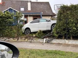 Samochód wbił się w posesję w Suchym Dworze koło Pucka