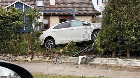 Wbiła się w ogrodzenie i zostawiła samochód