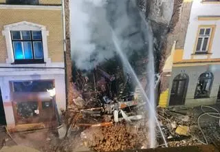 Runęła kamienica, grzebiąc dwoje ludzi. "Celowe działanie człowieka"