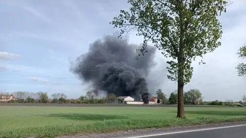 Gęsty dym nad wsią. Płonął budynek gospodarczy