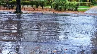 Ulewne opady deszczu i zalane drogi w Ustce