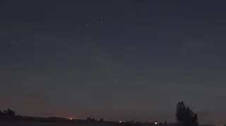 Księżyc z Dreamlinerem i kometa, widok z okolic Lubrańca (Kujawsko-Pomorskie)
