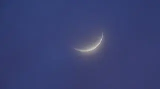 Sierp księżyca za chmurkami