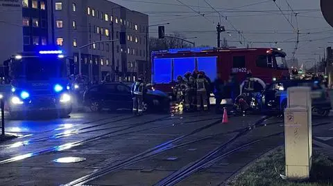 Po zderzeniu auta blokowały torowisko