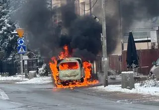 Auto stanęło w płomieniach. Akcja straży w Wesołej