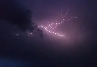 Gdzie jest burza? Silnie wieje, miejscami grzmi