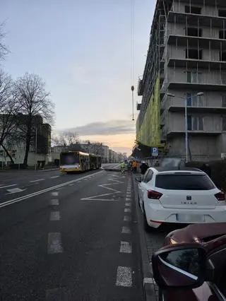 Element konstrukcyjny spadł z budowy, Katowice