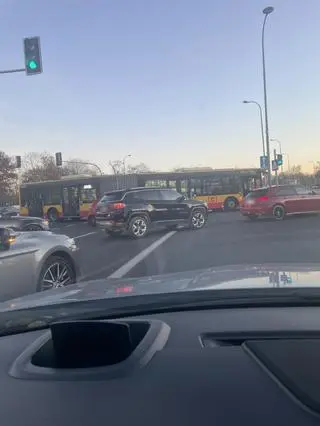 Autobus zablokował ulicę Wiertniczą