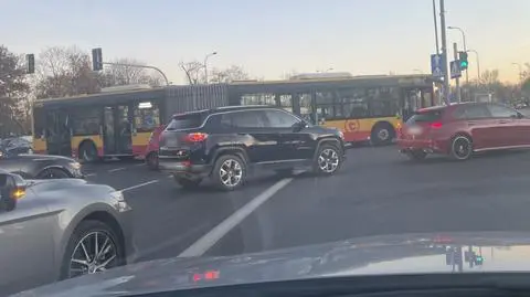 Autobus stanął w poprzek ulicy, kilka kilometrów korka