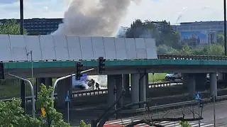 Pożar samochodu na skrzyżowaniu ulic Sasanki i Żwirki i Wigury w Warszawie