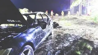 Pożar auta na drodze w okolicach Poddąbia