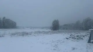 Kilkanaście centymetrów śniegu w Radomicku koło Krosna Odrzańskiego (Lubuskie)