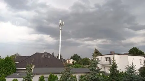 Złowieszcze chmury nad Poznaniem, zacinający deszcz w Świebodzinie. Wasze relacje