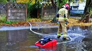 Ulewne opady deszczu i zalane drogi w Ustce