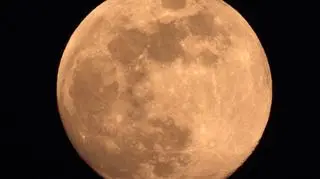 Pełnia Śnieżnego Księżyca w migawce zza chmur