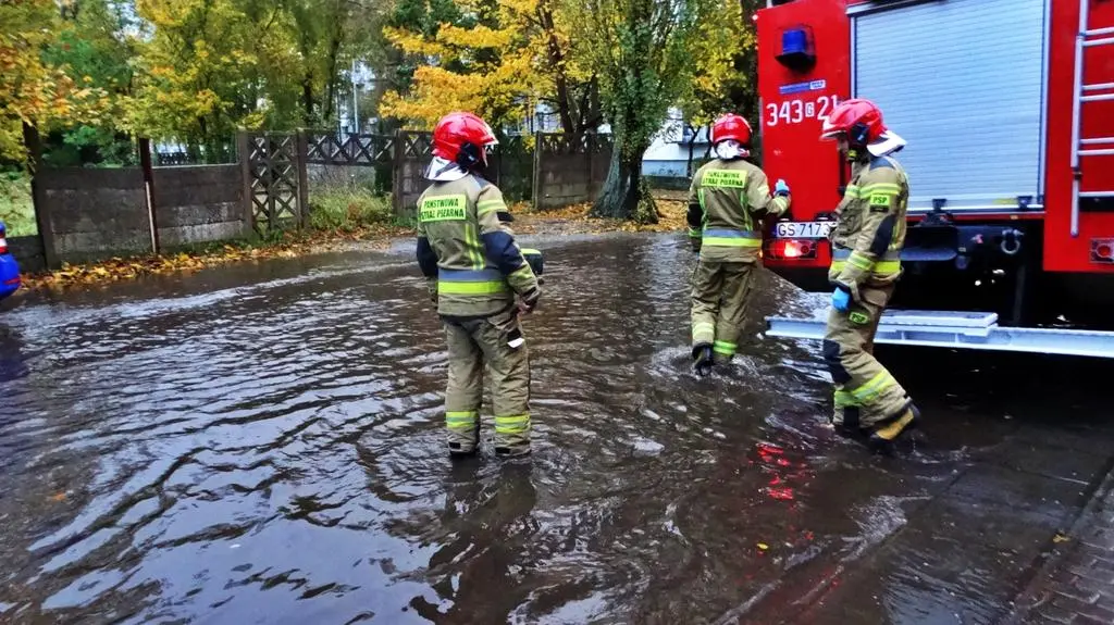 Ulewy w Polsce. Straż wypompowywała wodę z ulic