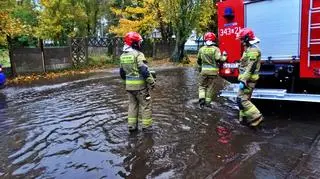 Ulewne opady deszczu i zalane drogi w Ustce