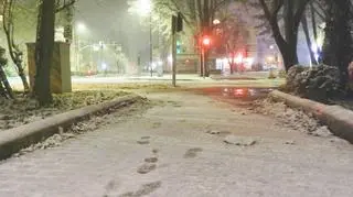 Opady mokrego śniegu i trudne warunki drogowe w Ustce