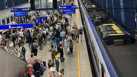 Problemy na kolei w Warszawie. Opóźnienia sięgały 90 minut