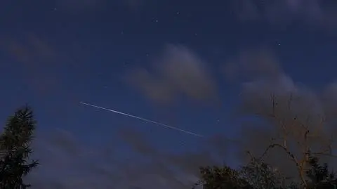 Jasny punkt przeciął niebo. Przelot ISS