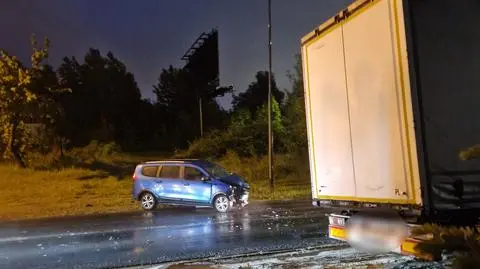 Auto wjechało w samochód ciężarowy w Łodzi