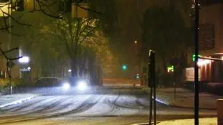 Opady mokrego śniegu i trudne warunki drogowe w Ustce
