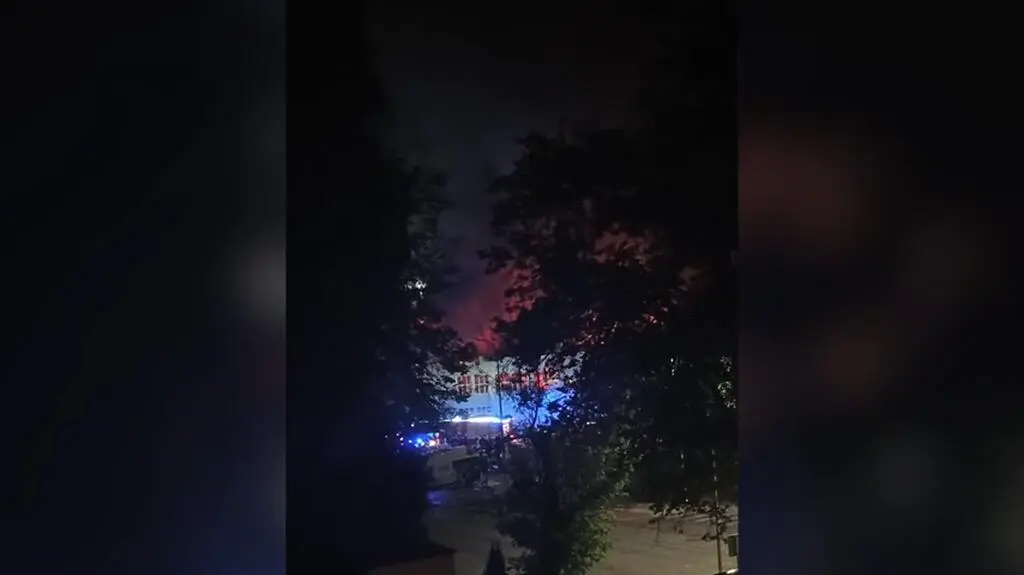 Pożar sklepu meblowego. Nad miastem kłęby dymu
