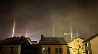Słupy światła na niebie
