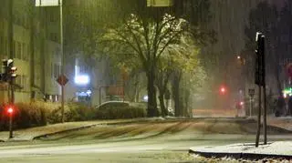 Opady mokrego śniegu i trudne warunki drogowe w Ustce