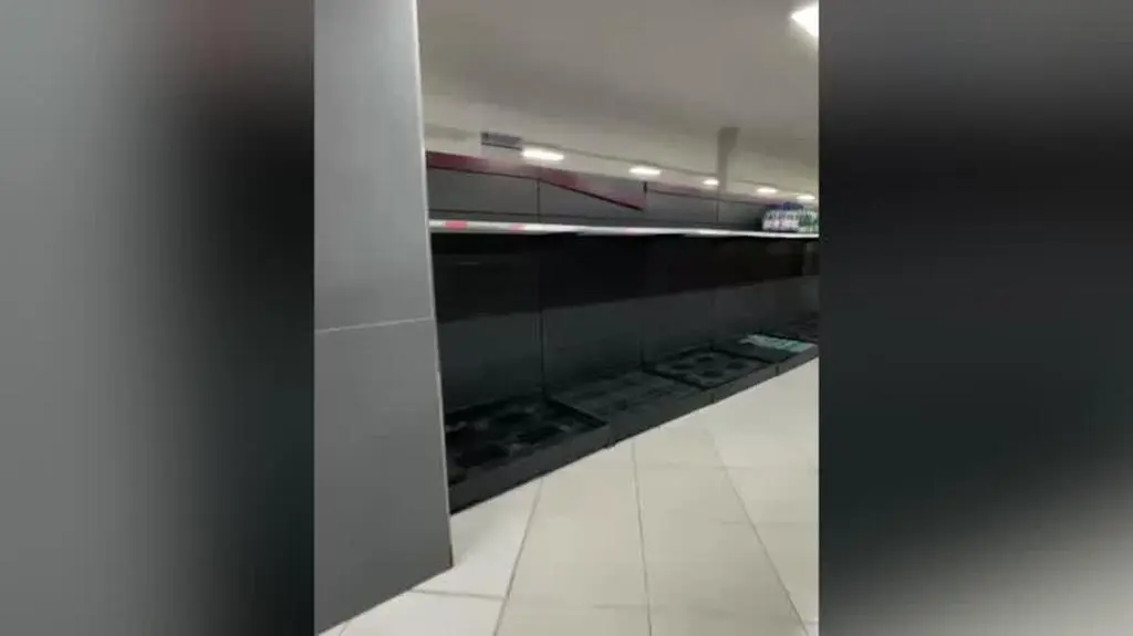 Puste półki sklepowe w Walencji 